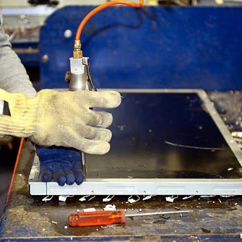 Recycling Worker and electronic waste recycling